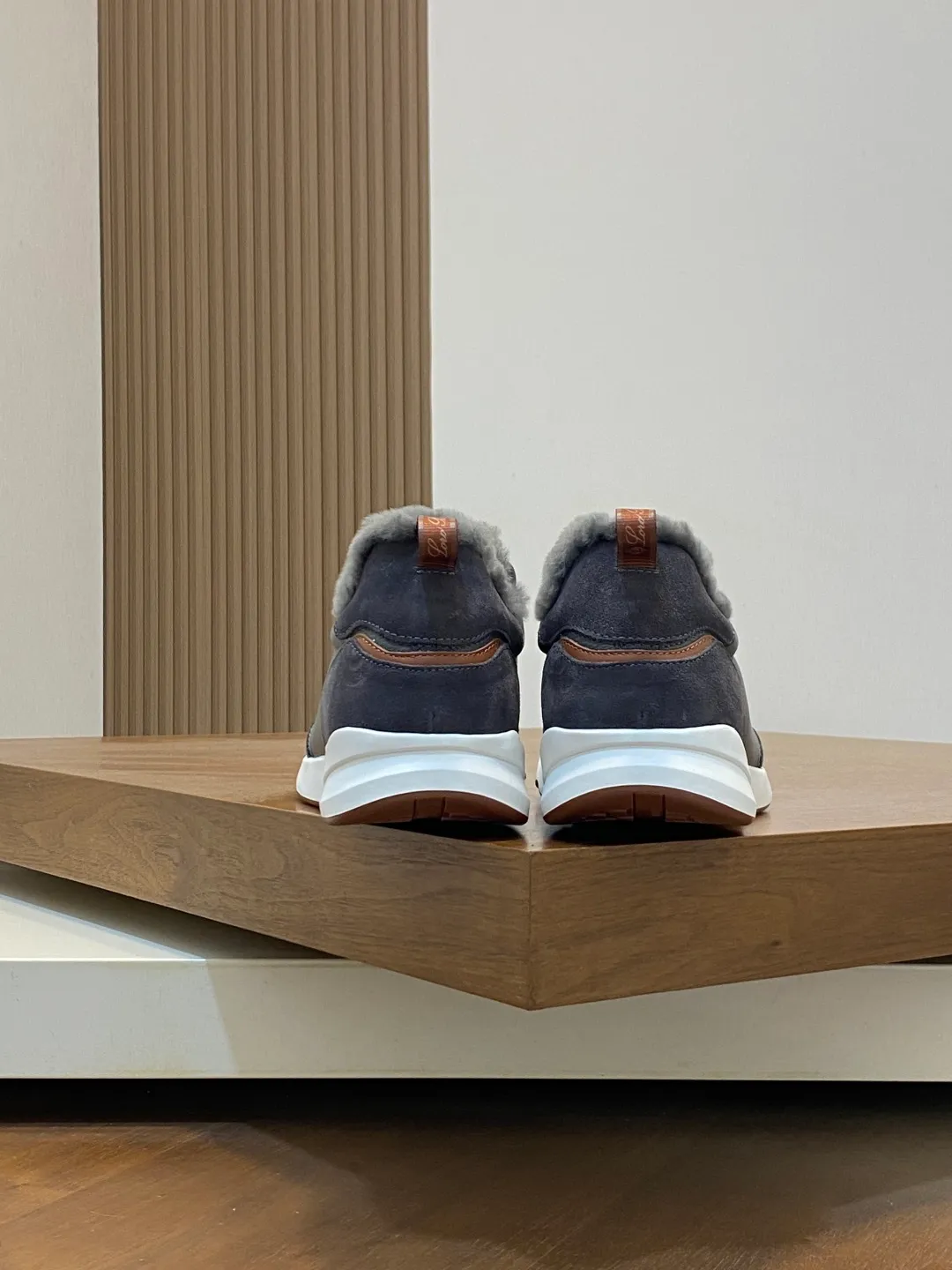 💰840 Winter LoroPiana WeekendWalk men's wool warm sneakers! Specially designed wool warm shoes for men! This WeekEndWalkEvo casual shoe reinterprets the WeekEnd casual shoe with a design that combines the characteristics of running shoes and walking shoes. An improved version of the classic shoe style in the autumn/winter series, the shoe body is made of fleece cotton blend with a slight elasticity to ensure that the upper part of the shoe is covered and fitted. The narrow silhouette in the middle and the warmth of the integrated fur lining make the shoes comfortable and practical to wear. The shoe details, combined with the lightweight rubber sole with ridged edges, add a sporty feel to the shoe. Kummel rubber sole with stitching and ultra-light technical material sole: This design structure helps distribute weight properly and improve shock absorption. Raised edges on the sole ensure traction and stability during walking. Body: 97% cotton, 3% spandex lining. Wool sole rubber! Size: 39/40/41/42/43/44 (45.46 customized) standard leather shoe size original box package